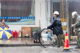 電網人的一天——雨天特巡保供電