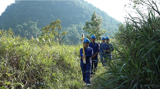 大山深處送電人