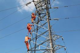 檢修線路 保證電網安全運行