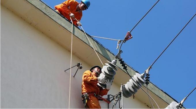 檢修線路 保證電網安全運行