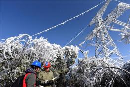 風(fēng)雪中的巡線人