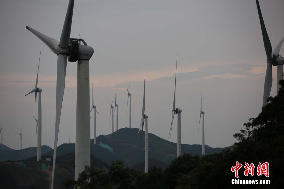 航拍江西泰和高山風(fēng)電項(xiàng)目 風(fēng)機(jī)矗立山脈如巨型"風(fēng)車"