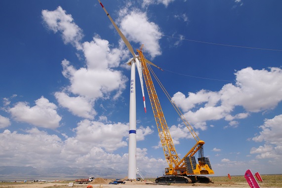 國家電投海南州40萬千瓦風電項目首臺機組吊裝完成