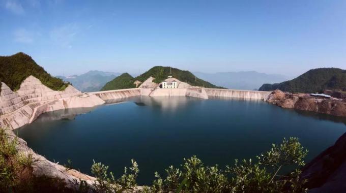 浙江仙居抽水蓄能電站（建成）  仙居抽水蓄能電站位于浙江仙居縣，極大節省了系統電源建設投資，據2015年水平系統運行模擬計算，電站使系統火電綜合調峰幅度降低2.44%，節約系統標準煤耗15.48萬噸。