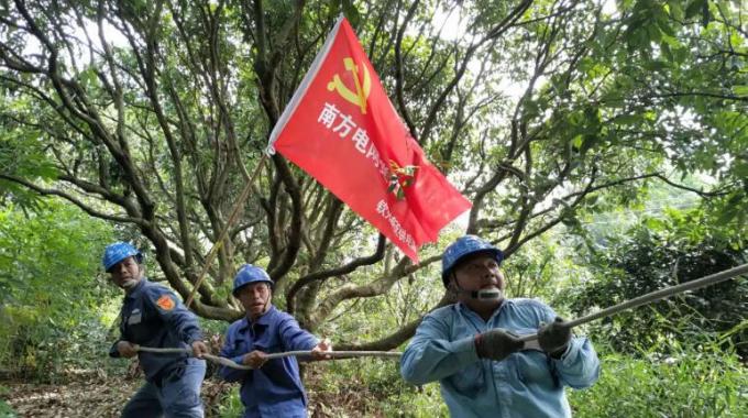      9月17日，該局組織搶修人員544人次、車輛154臺次，成立了9支黨員突擊隊、8支青年突擊隊投入到搶修復(fù)電戰(zhàn)役中。